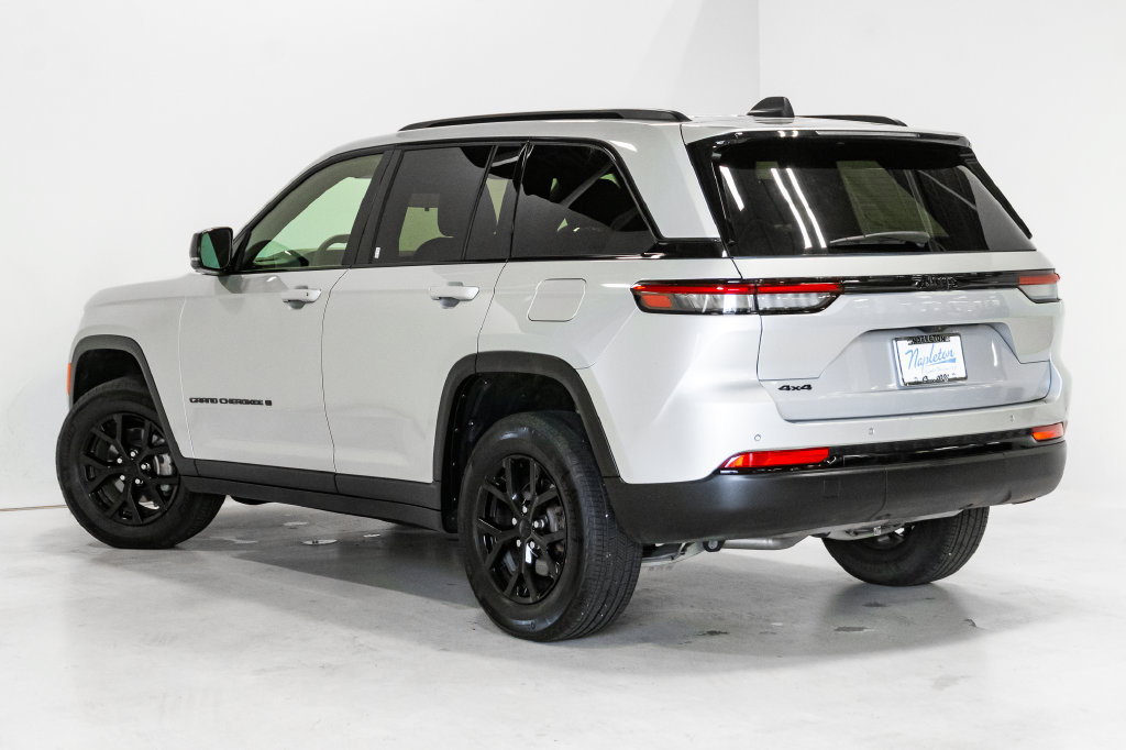 Used 2025 Jeep Grand Cherokee Altitude AWD/4WD image 27
