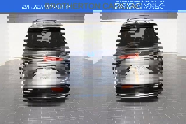 Used 2025 Toyota Sienna Platinum image 4