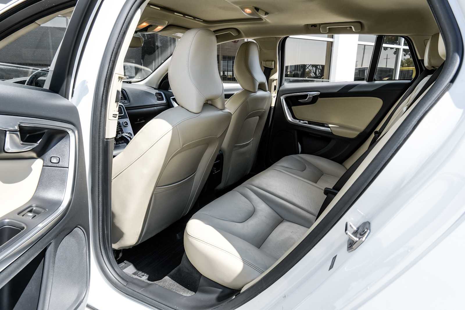 Used 2017 Volvo V60 T5 Premier w/ Convenience Package image 37