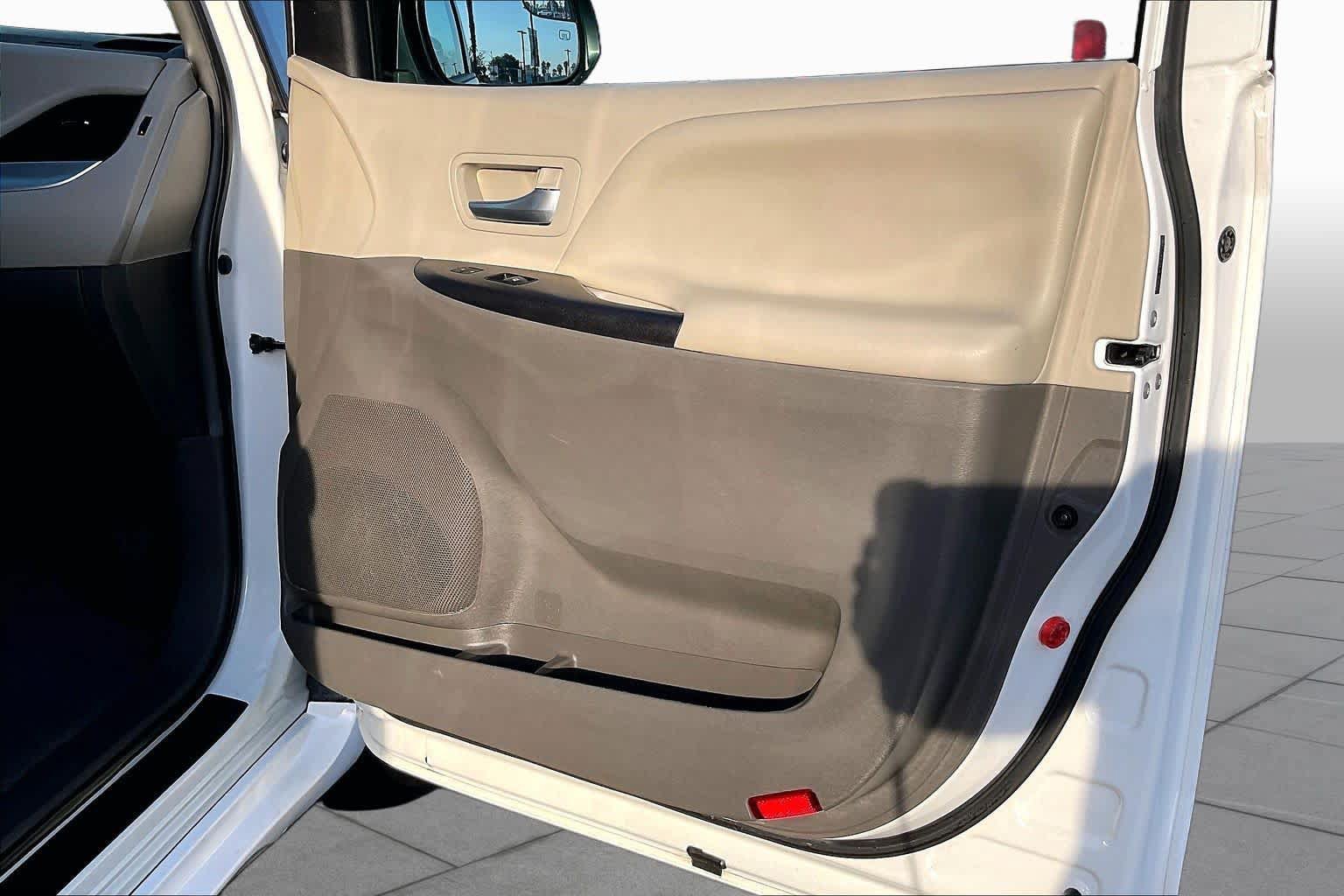 Used 2015 Toyota Sienna LE FWD image 22