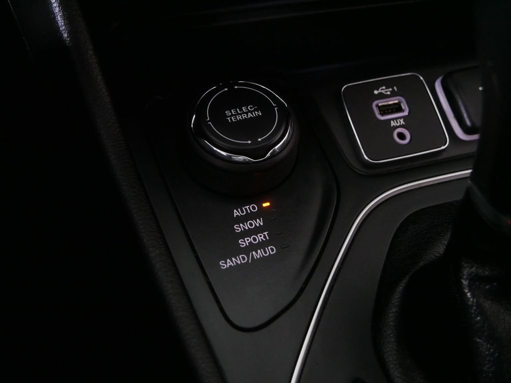 Used 2020 Jeep Cherokee Latitude Plus AWD/4WD image 25