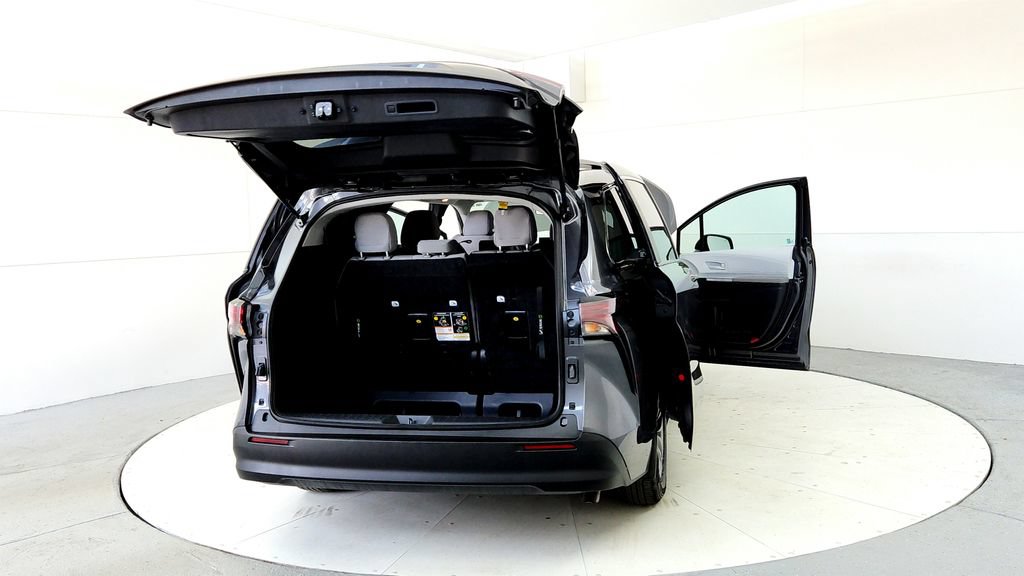 Certified 2025 Toyota Sienna LE AWD/4WD image 11