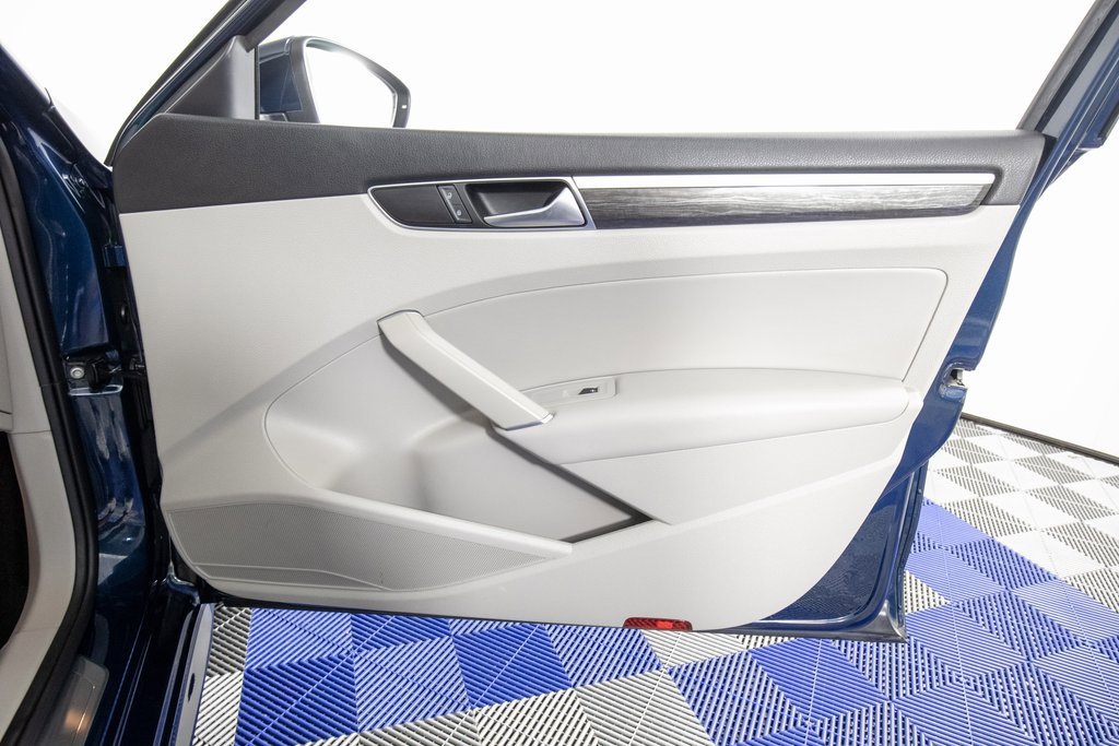 Used 2018 Volkswagen Passat 2.0T SE image 15