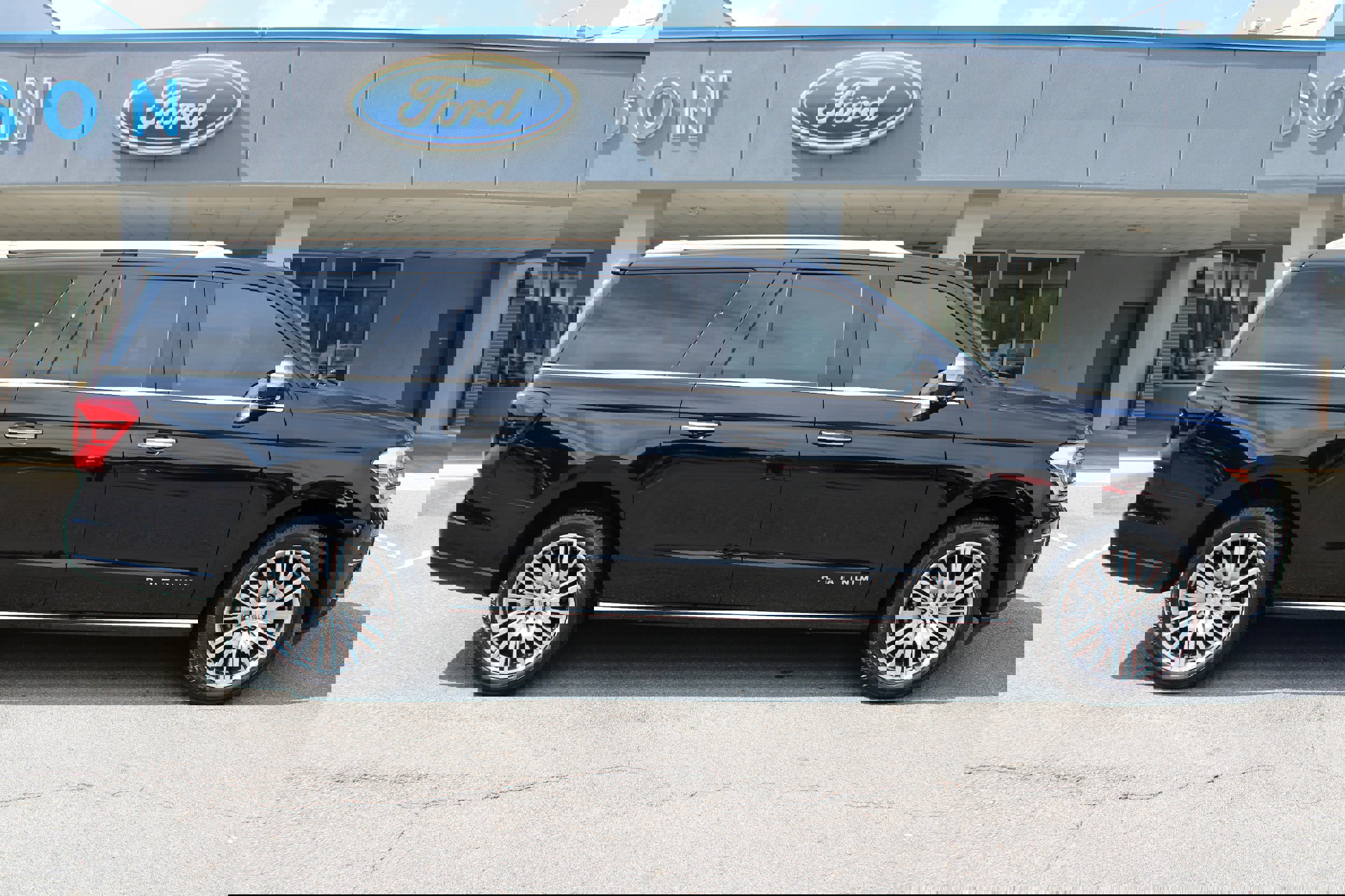 Used 2023 Ford Expedition Max Platinum image 2