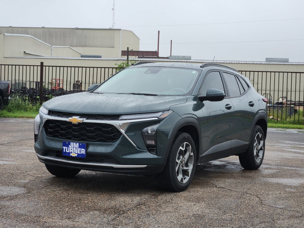 Used 2025 Chevrolet Trax LT FWD image 3
