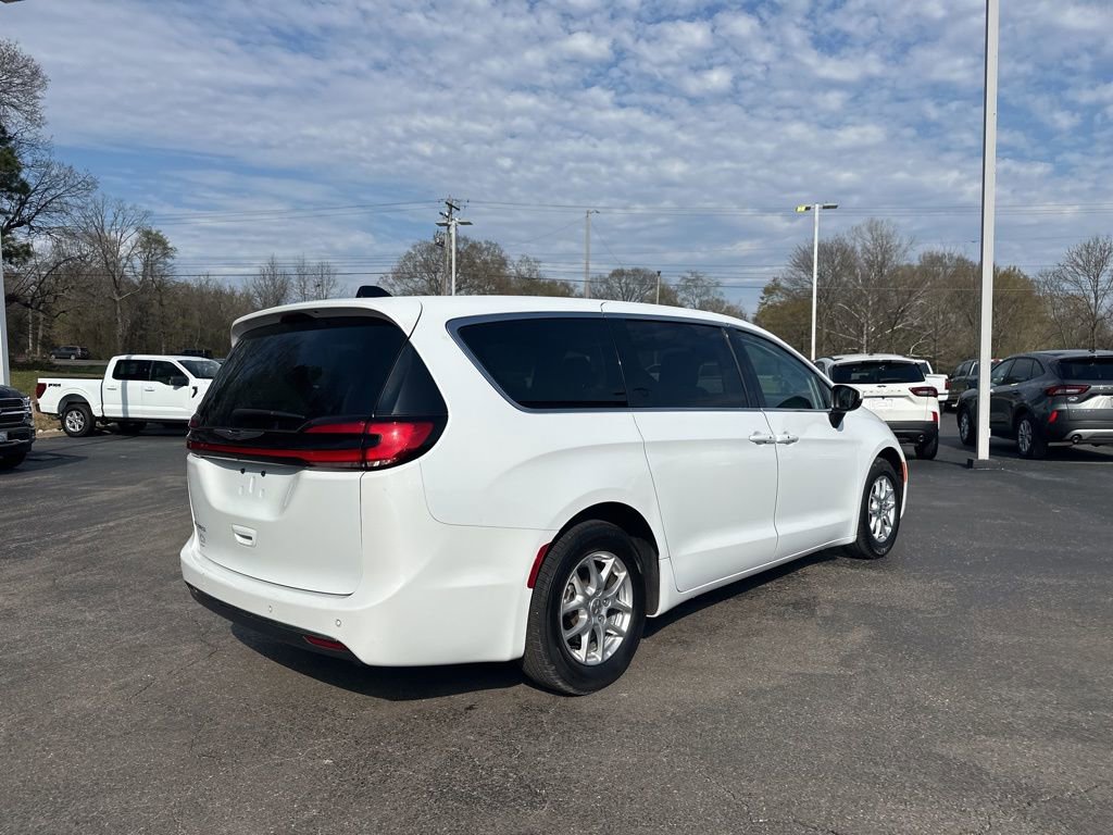 Used 2023 Chrysler Pacifica Touring-L FWD image 3