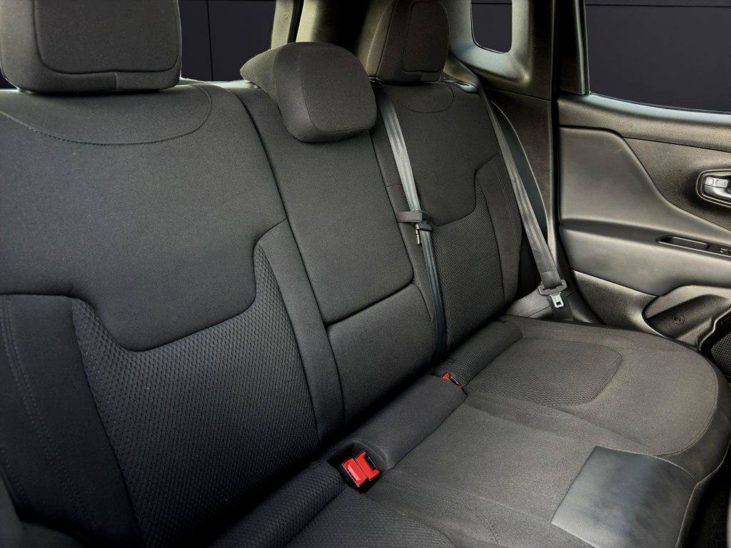 Used 2018 Jeep Renegade Altitude w/ Cold Weather Group FWD image 20