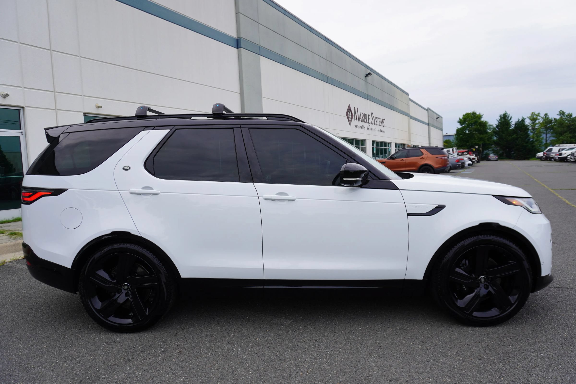 Used 2024 Land Rover Discovery Metropolitan Edition AWD/4WD image 8