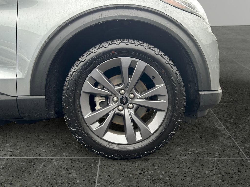 Used 2025 Ford Explorer Active w/ Active Comfort Package AWD/4WD image 9