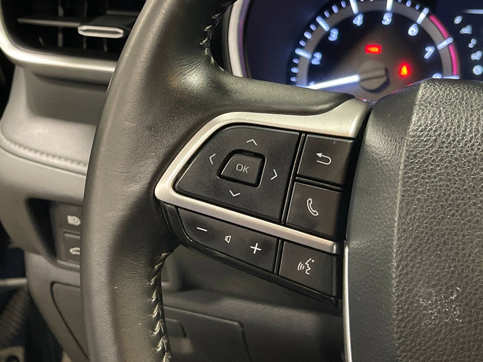Used 2023 Toyota Highlander XSE FWD image 28