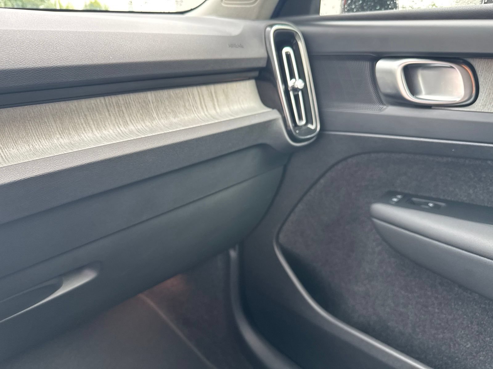 Used 2025 Volvo XC40 B5 Core AWD/4WD image 28