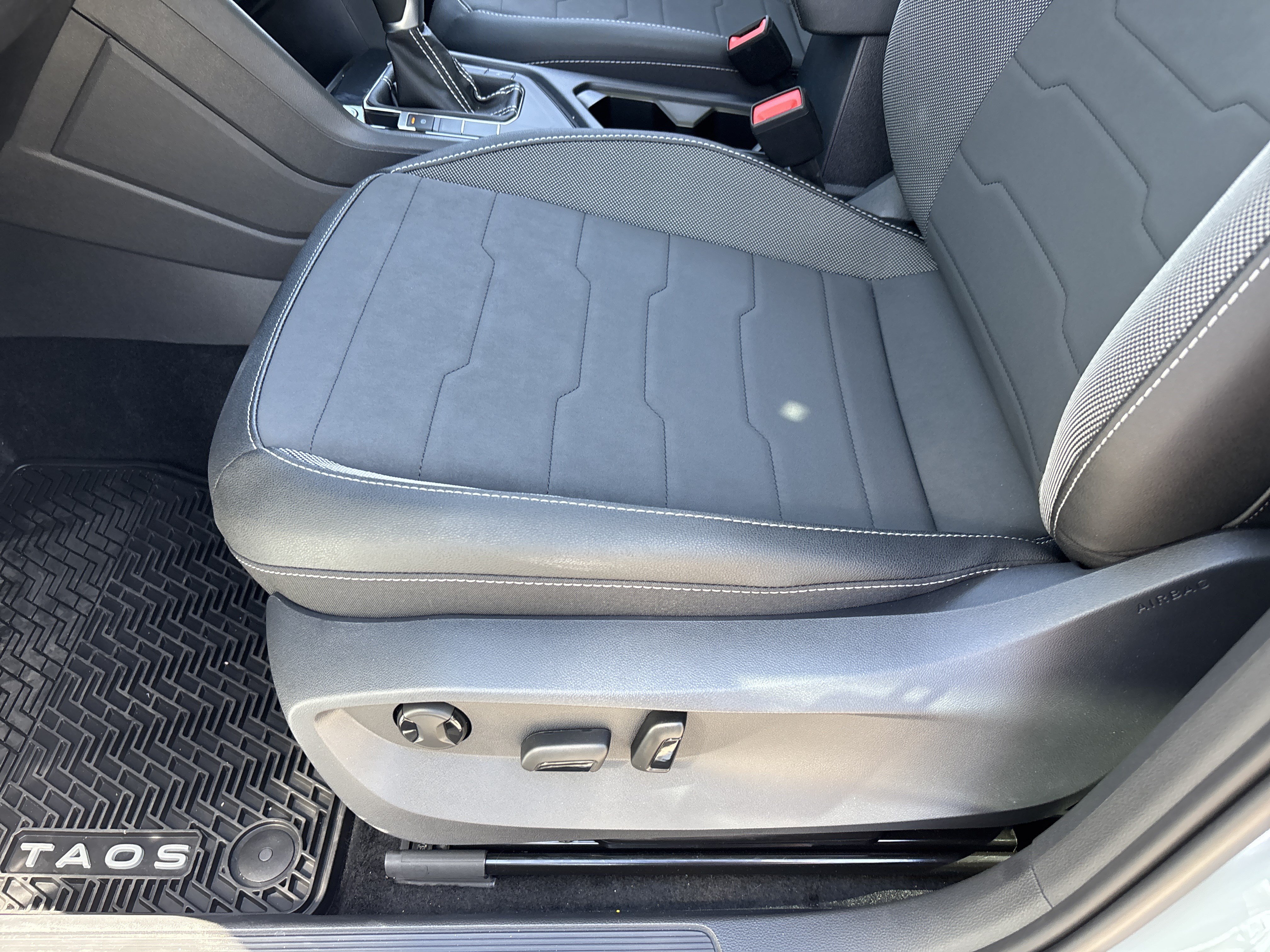 New 2026 Volkswagen Taos SE FWD image 18