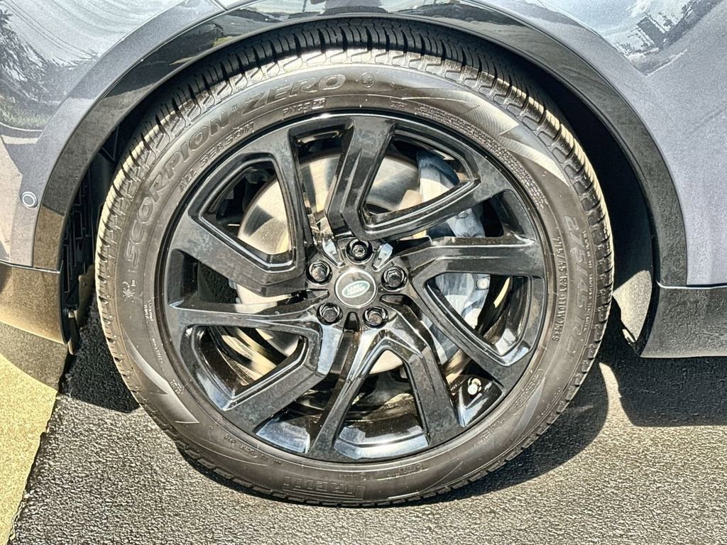 Certified 2025 Land Rover Discovery Dynamic SE image 10