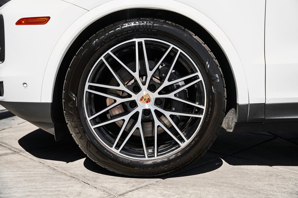 Used 2025 Porsche Cayenne image 3