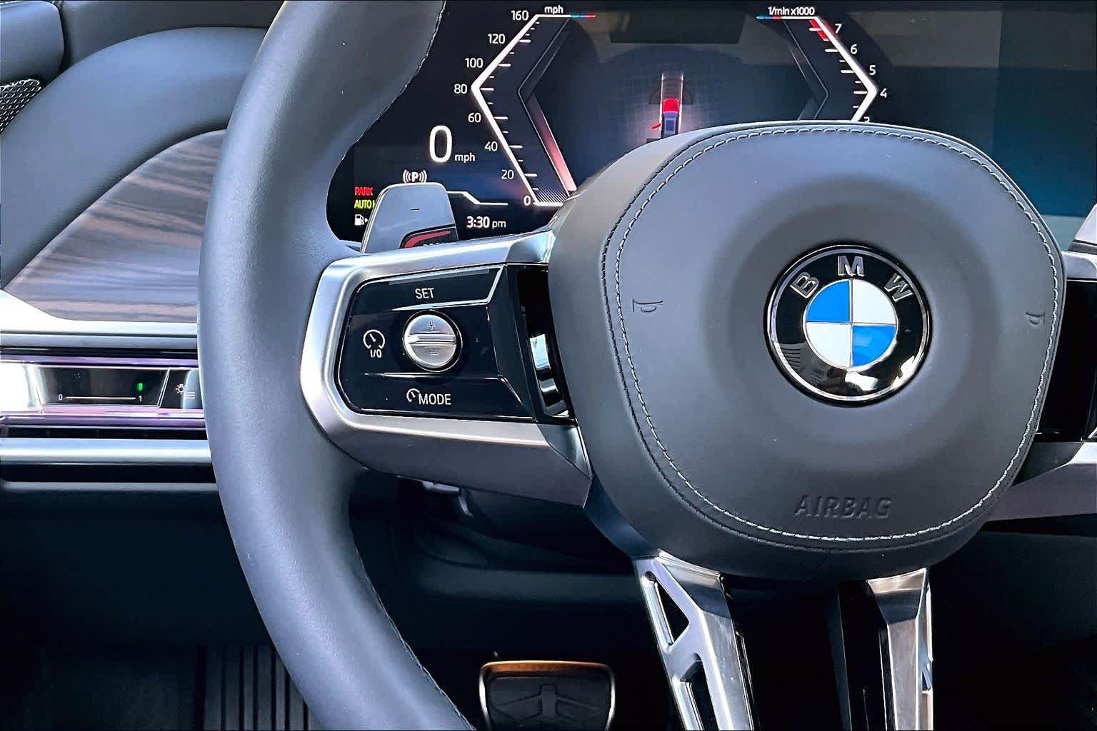 Used 2025 BMW 740i w/ Premium Package RWD image 25
