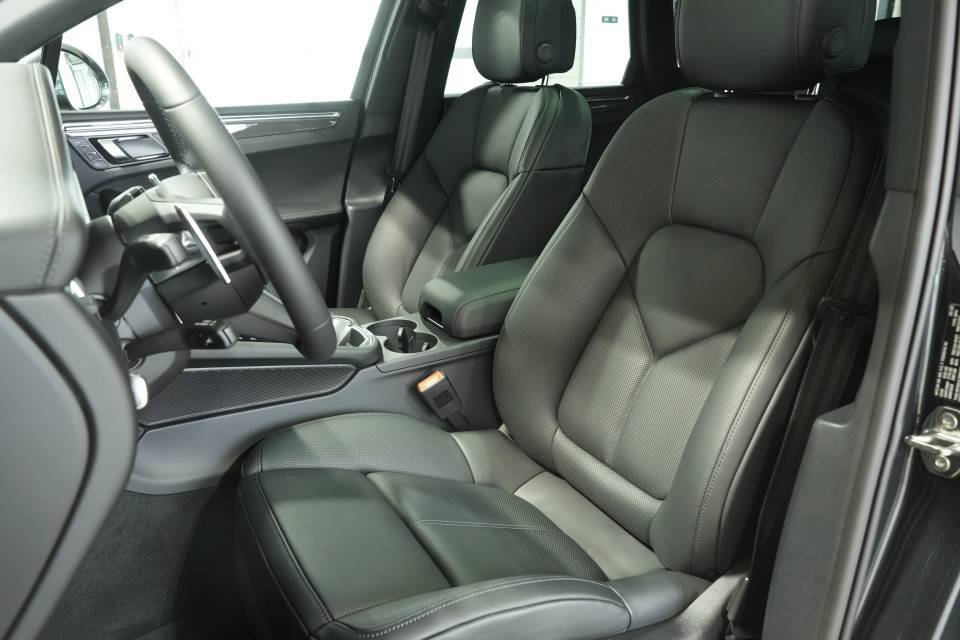 Certified 2026 Porsche Macan AWD/4WD image 5