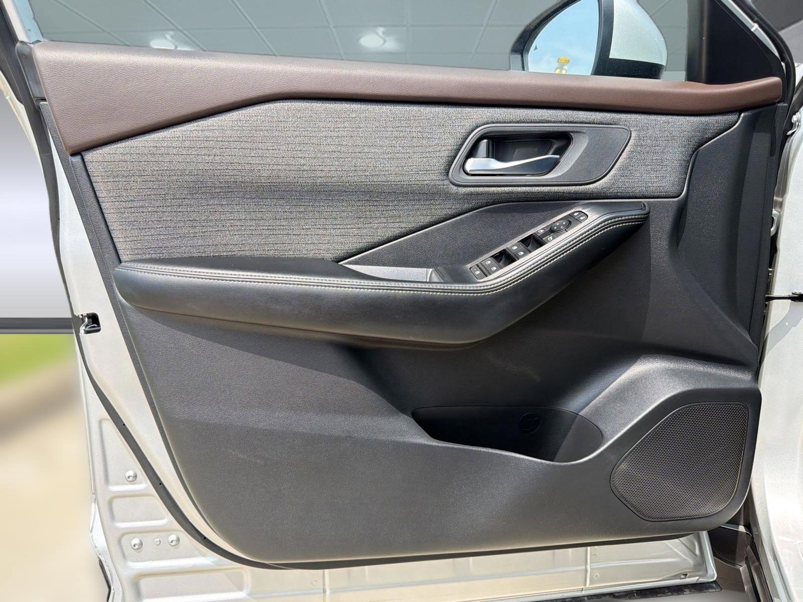 Used 2023 Nissan Rogue SV FWD image 12