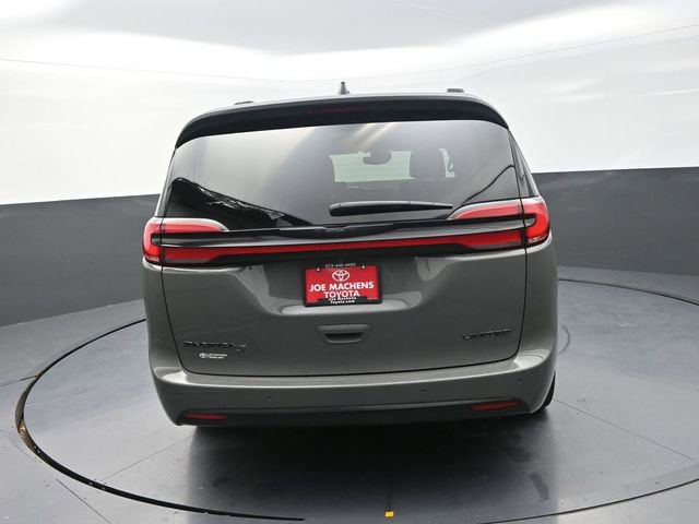 Used 2025 Chrysler Pacifica Limited image 7