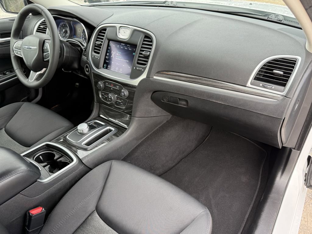 Used 2022 Chrysler 300 Touring image 38