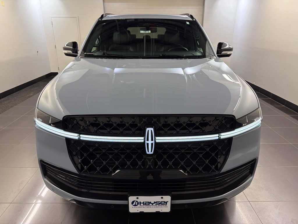 Used 2027 Lincoln Navigator Reserve w/ Jet Appearance Package AWD/4WD image 2