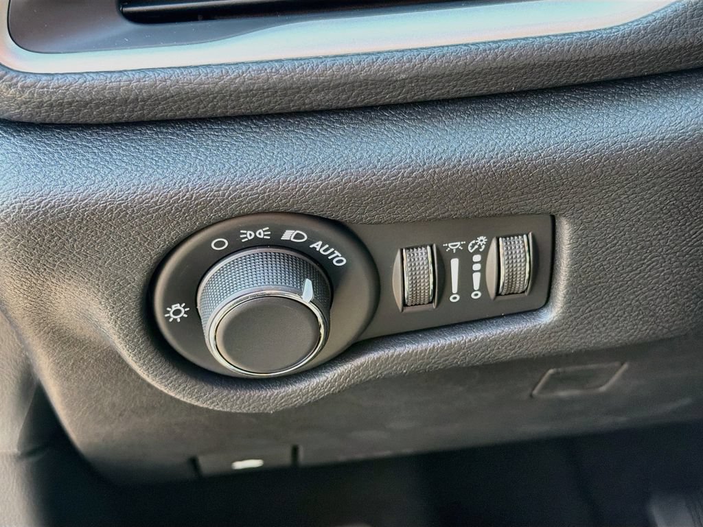 New 2027 Chrysler Pacifica Select FWD image 13