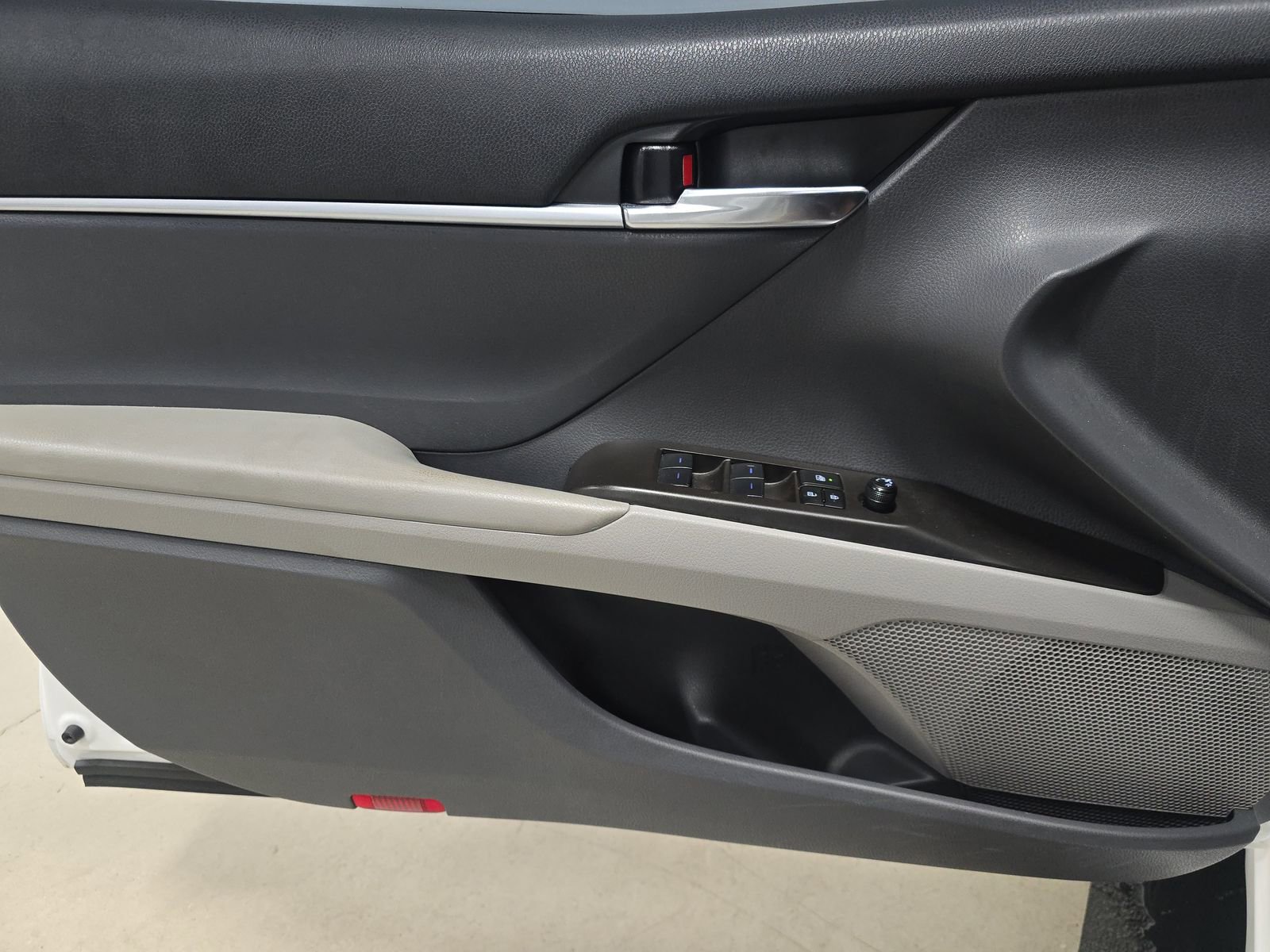 Used 2023 Toyota Camry SE image 8