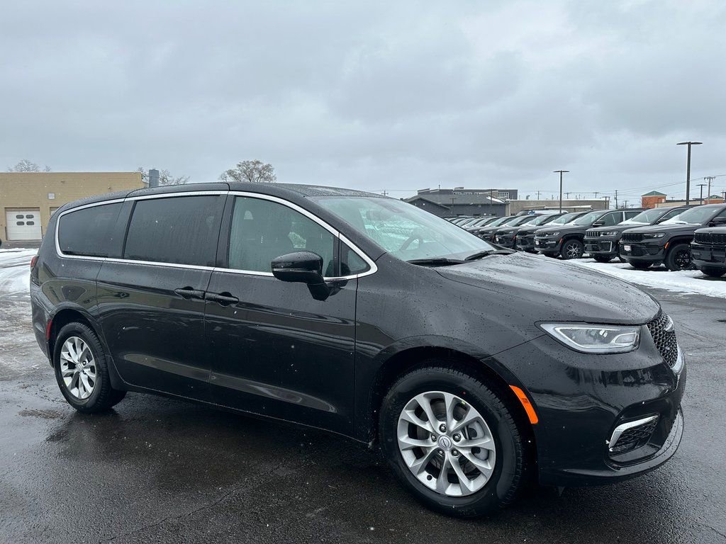 New 2026 Chrysler Pacifica Select image 1