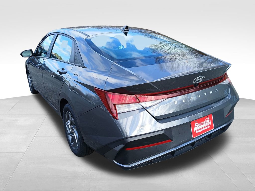 Used 2024 Hyundai Elantra SEL image 3
