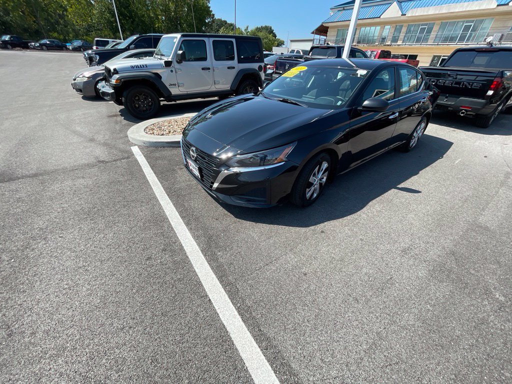 Used 2024 Nissan Altima 2.5 S FWD image 9