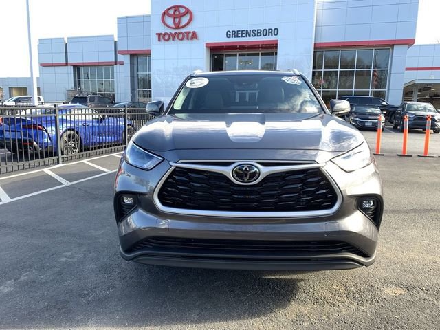 Used 2022 Toyota Highlander XLE image 3