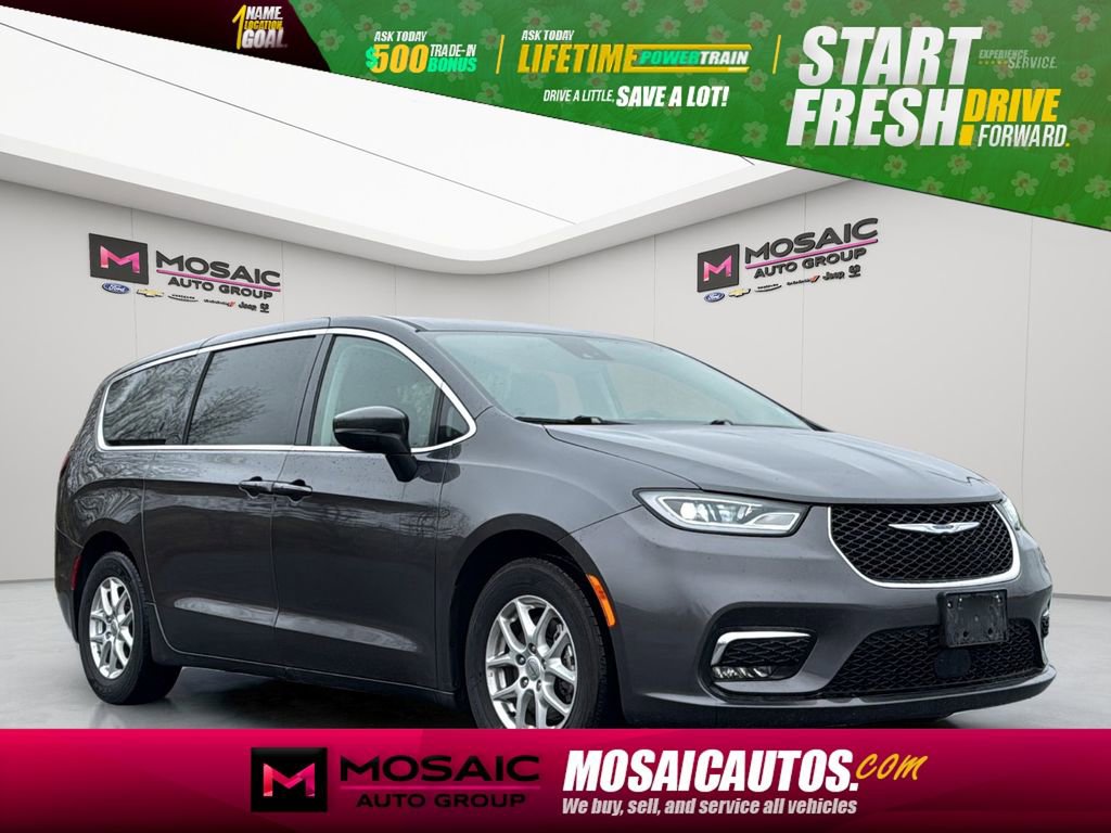 Used 2023 Chrysler Pacifica Touring-L FWD image 1