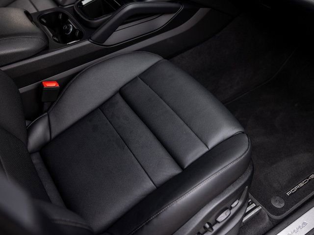 Certified 2025 Porsche Cayenne AWD/4WD image 35