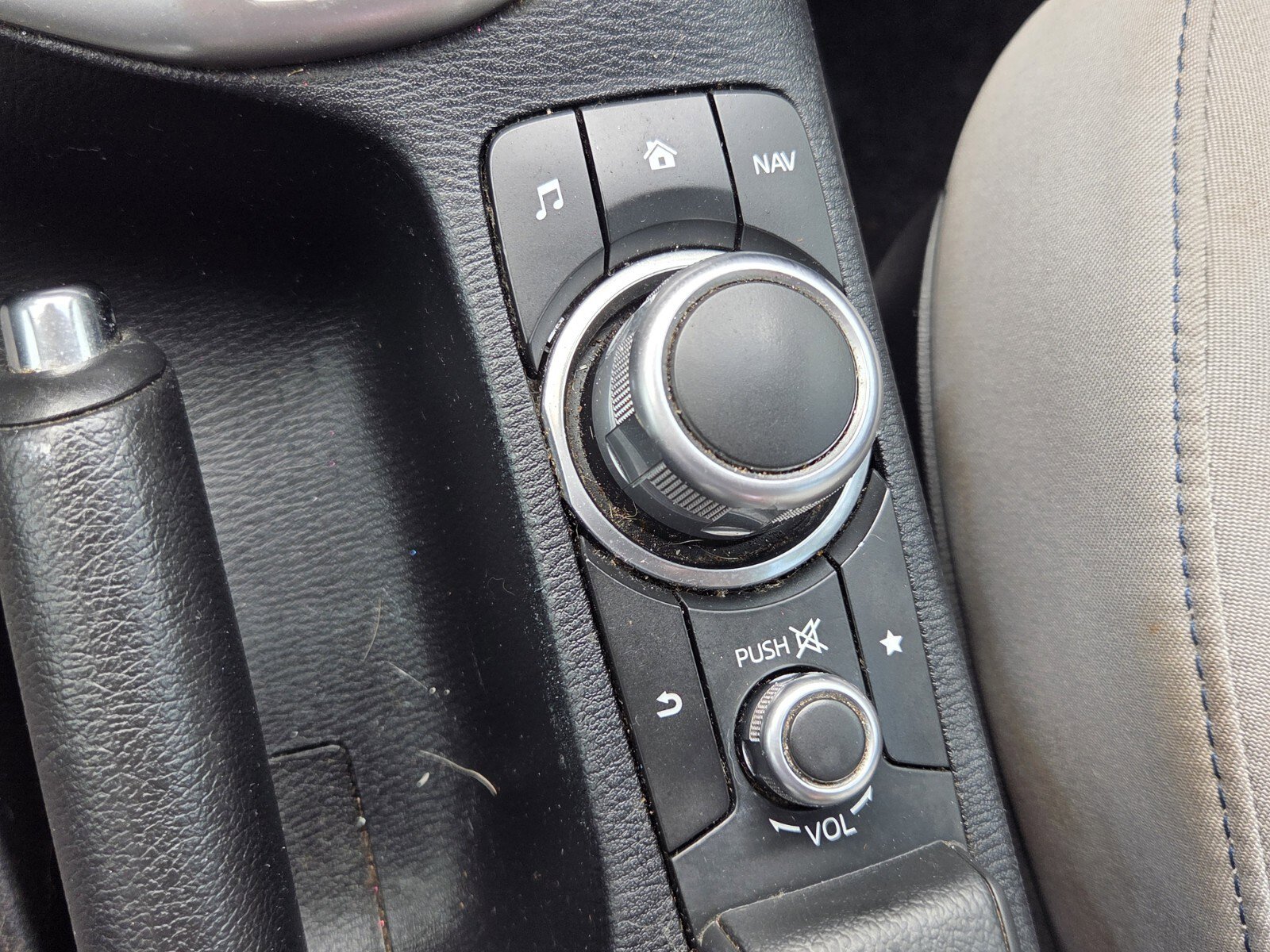 Used 2019 Toyota Yaris L image 12