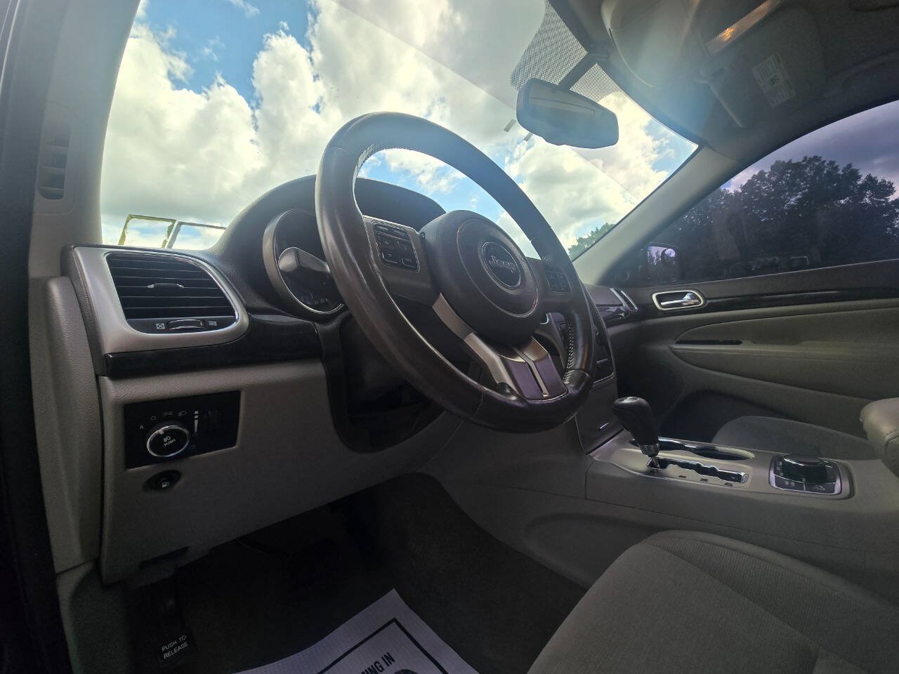 Used 2012 Jeep Grand Cherokee Laredo w/ Laredo E Group AWD/4WD image 19