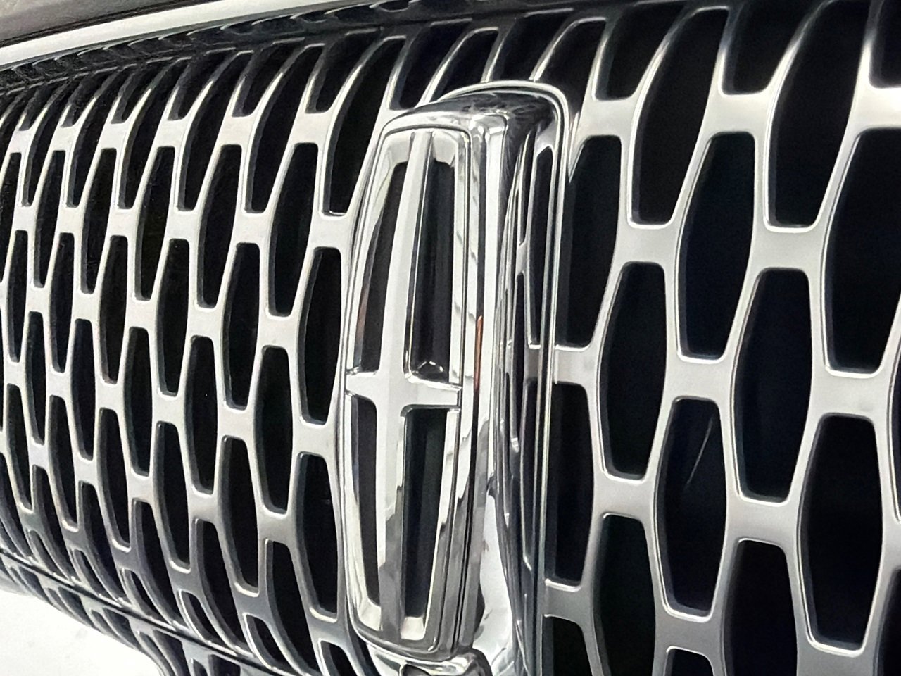 Certified 2022 Lincoln Nautilus Reserve w/ Equipment Group 201A image 14