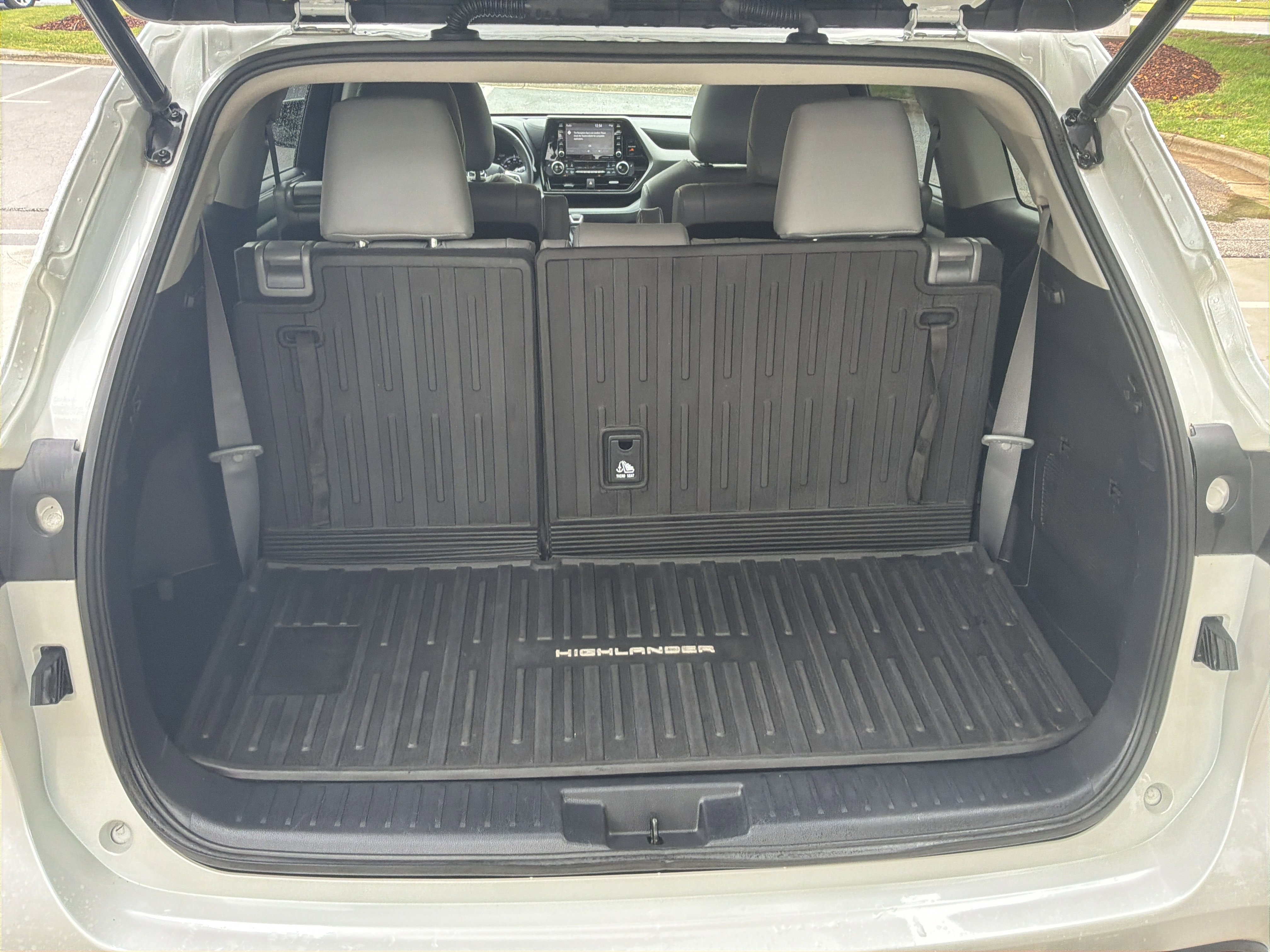 Used 2022 Toyota Highlander XLE FWD image 33