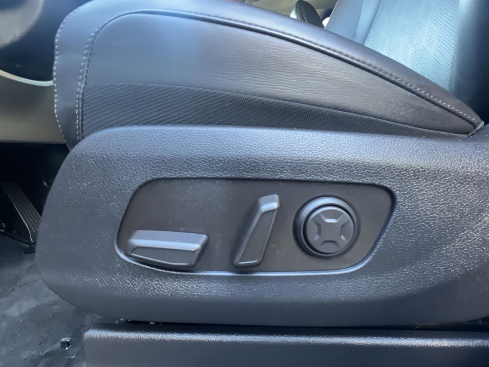 Used 2025 Kia Carnival FWD image 22
