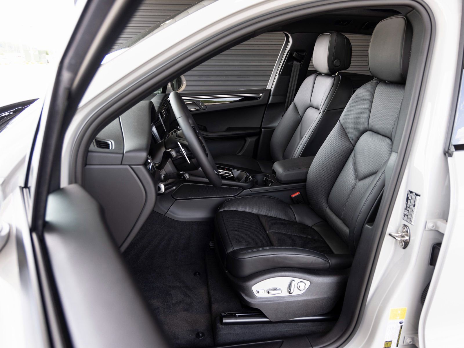 Certified 2025 Porsche Macan image 5