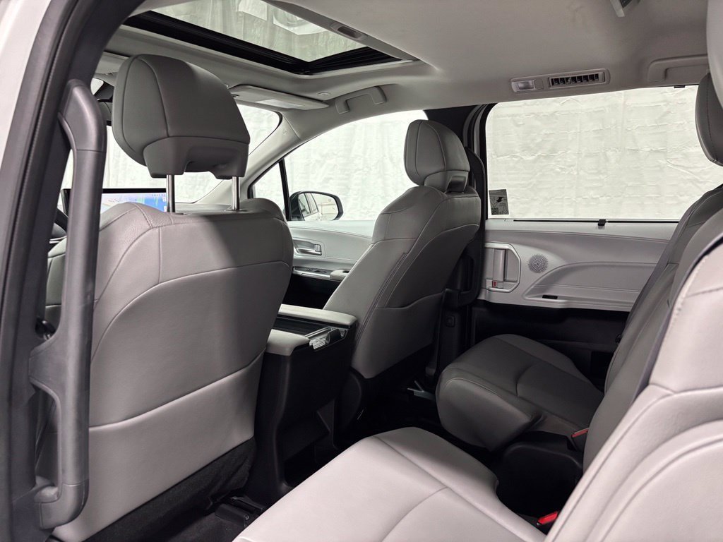 Used 2025 Toyota Sienna XLE AWD/4WD image 46