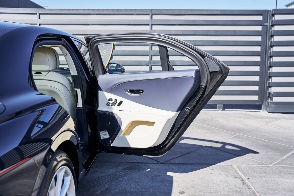 Used 2024 Bentley Flying Spur V8 image 23