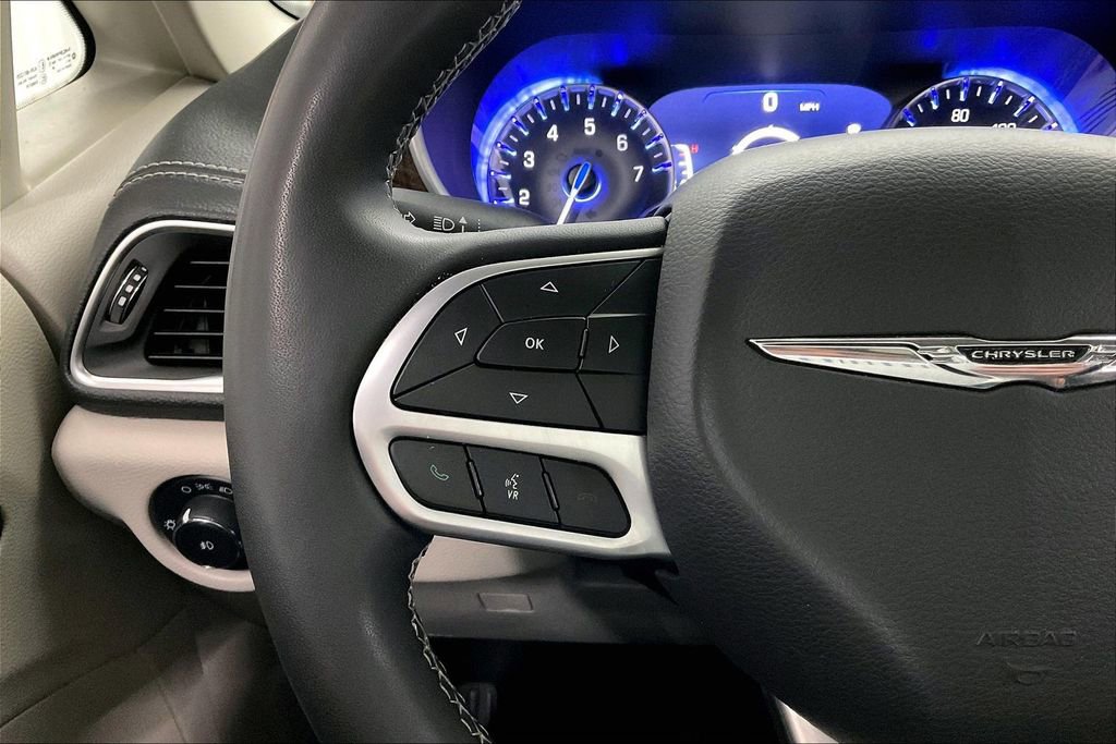 Used 2023 Chrysler Pacifica Limited FWD image 18