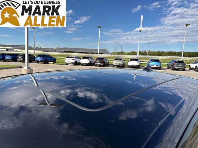 Used 2023 Chrysler 300 C RWD image 8