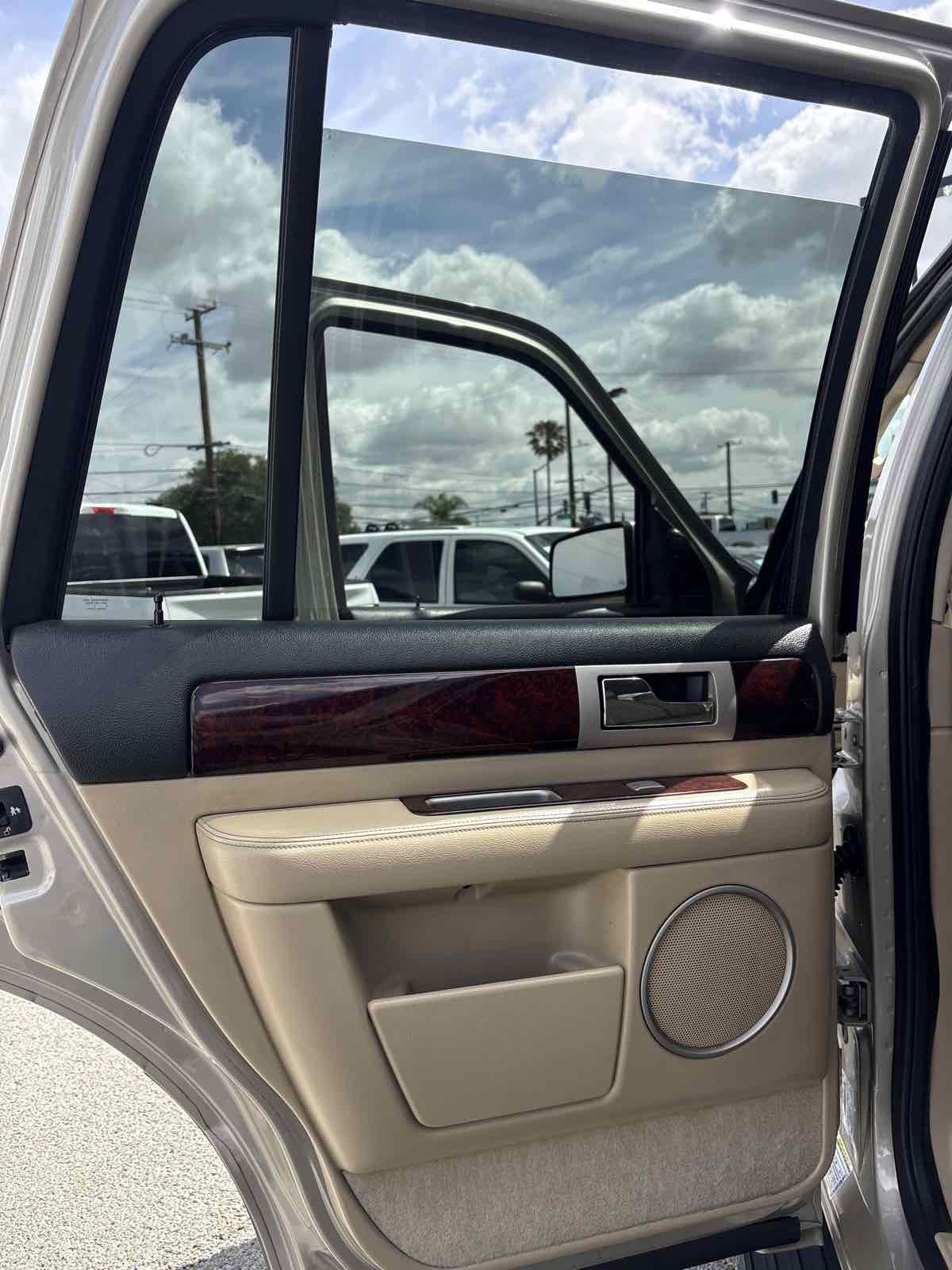 Used 2005 Lincoln Navigator Luxury RWD image 9