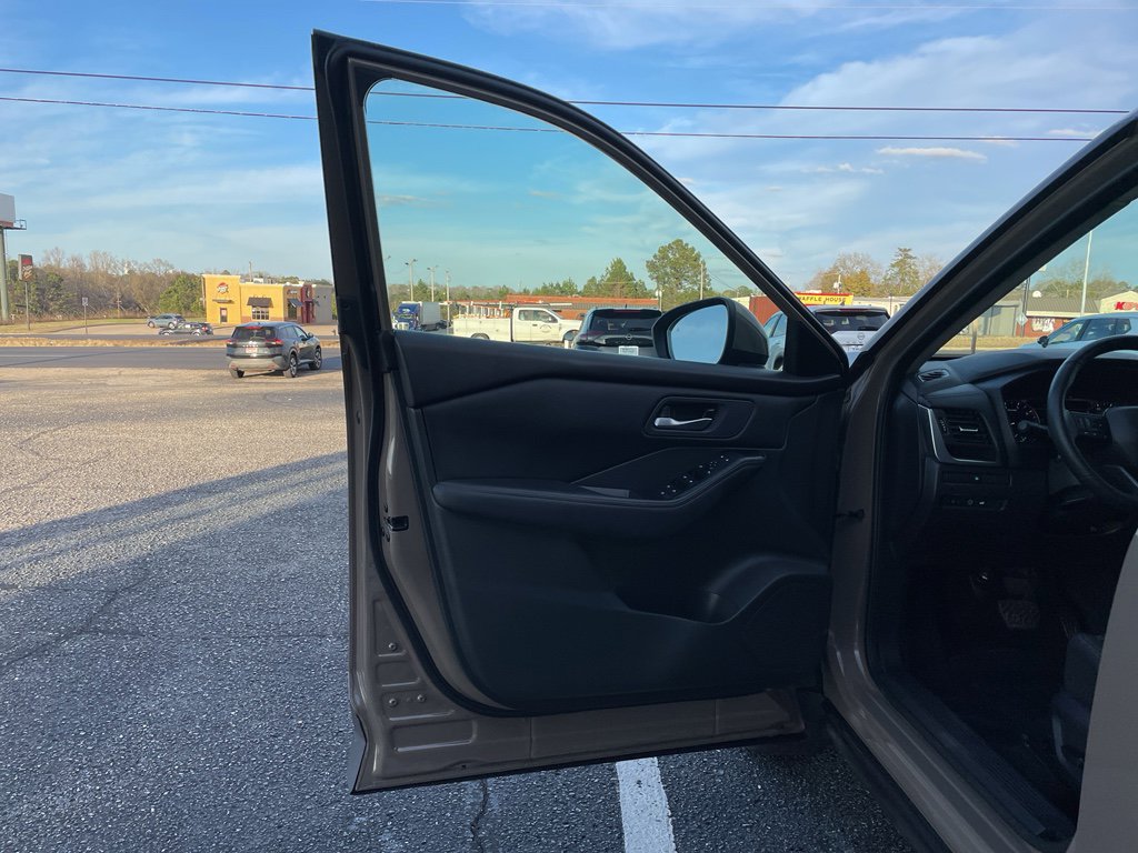 Certified 2025 Nissan Rogue SV image 8