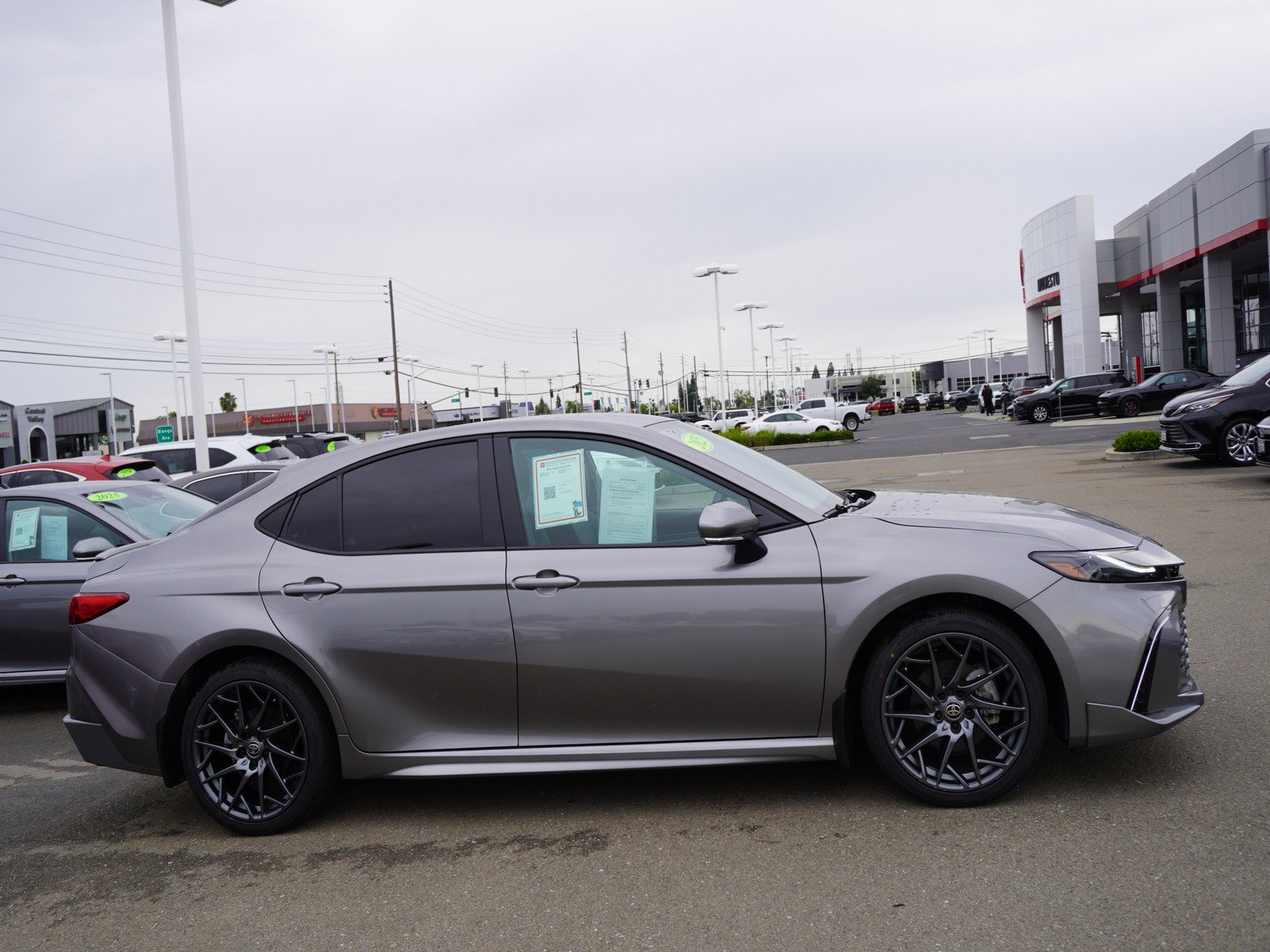 Used 2025 Toyota Camry XSE FWD image 4