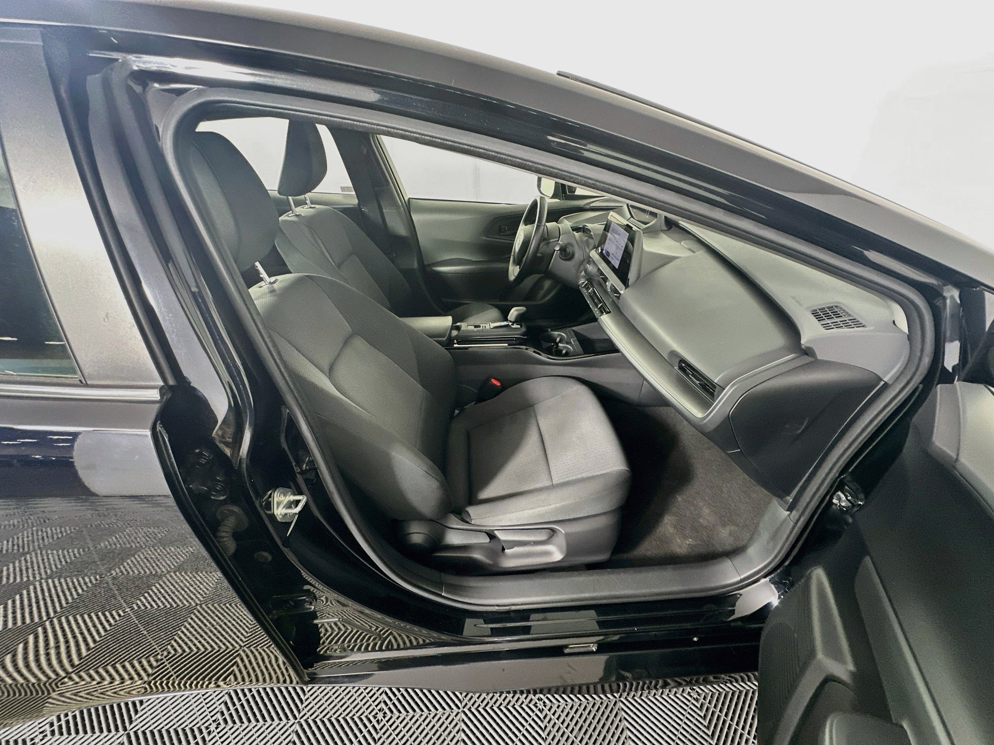 Used 2024 Toyota Prius LE FWD image 29
