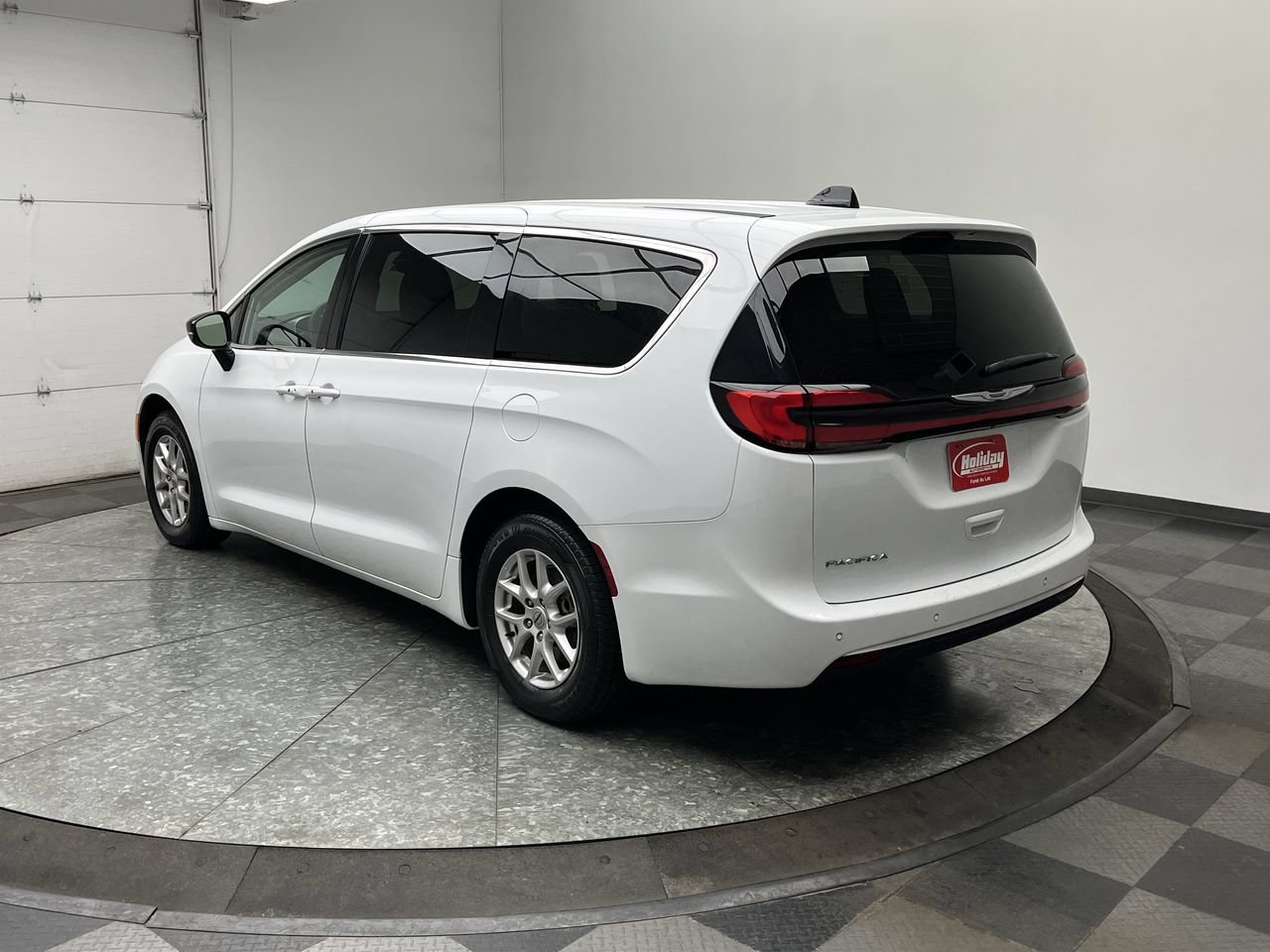 Used 2024 Chrysler Pacifica Touring-L FWD image 2