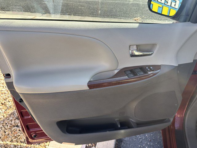 Used 2012 Toyota Sienna XLE image 10
