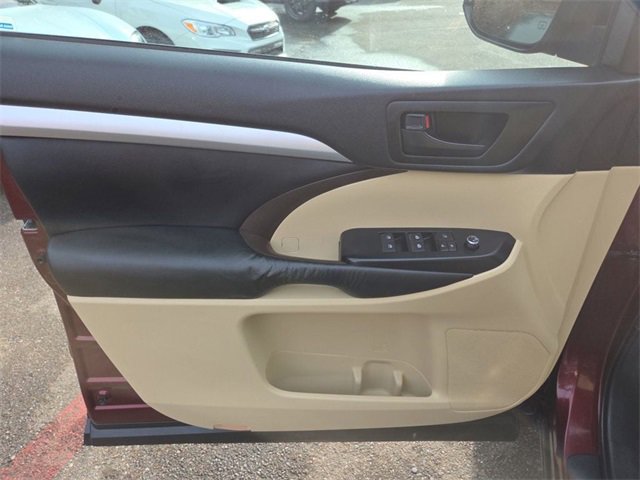 Used 2016 Toyota Highlander LE image 18
