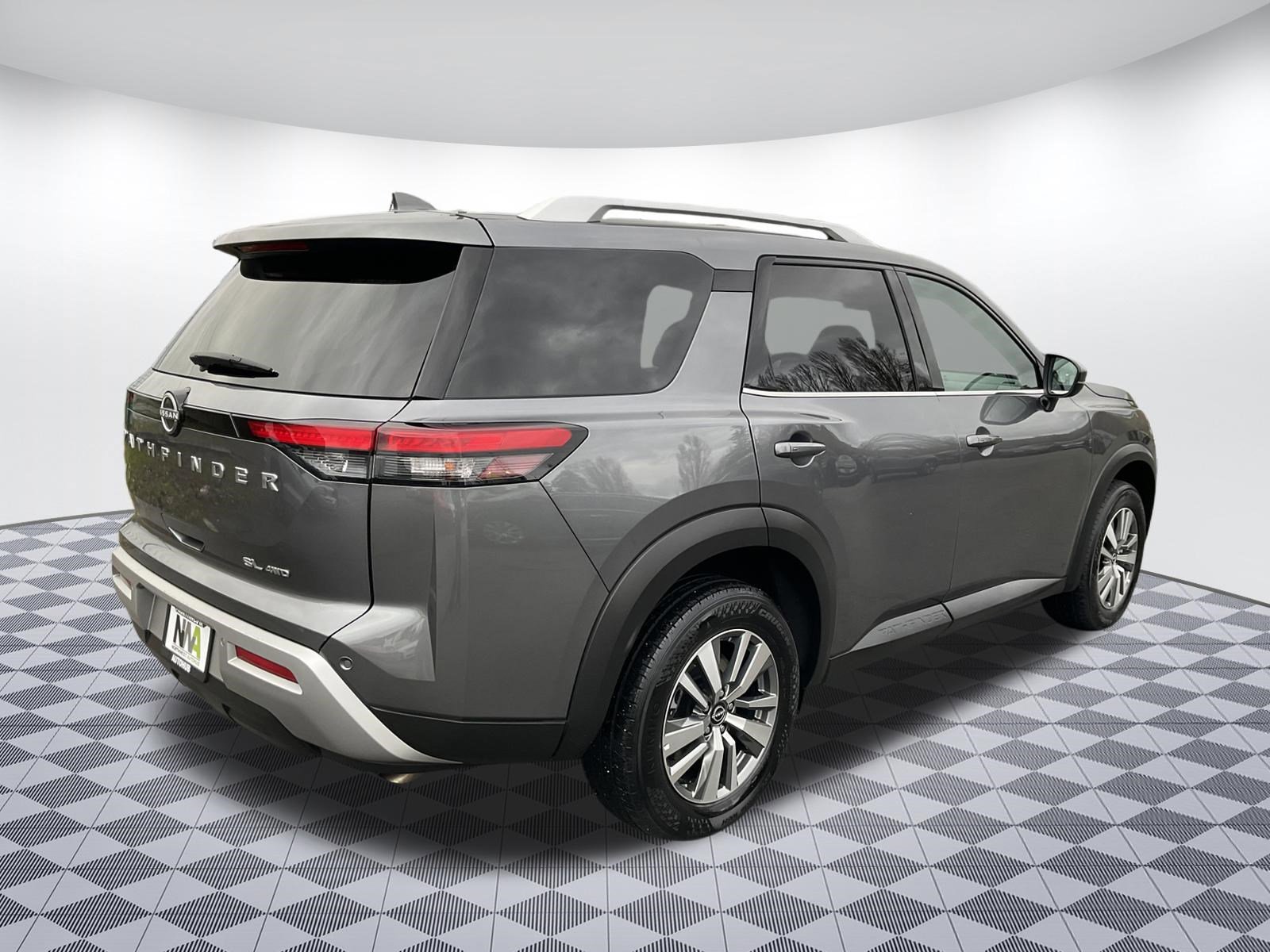 Used 2025 Nissan Pathfinder SL image 3
